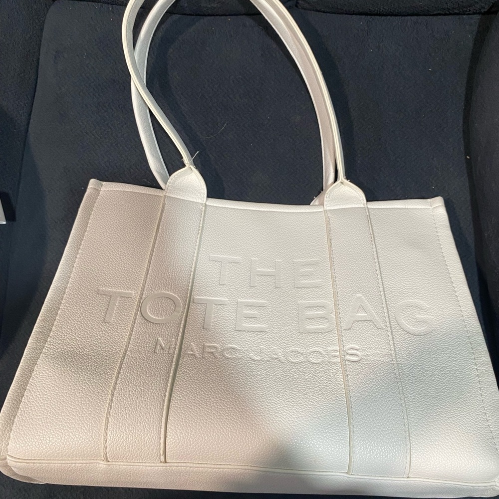 THE TOTE BAG